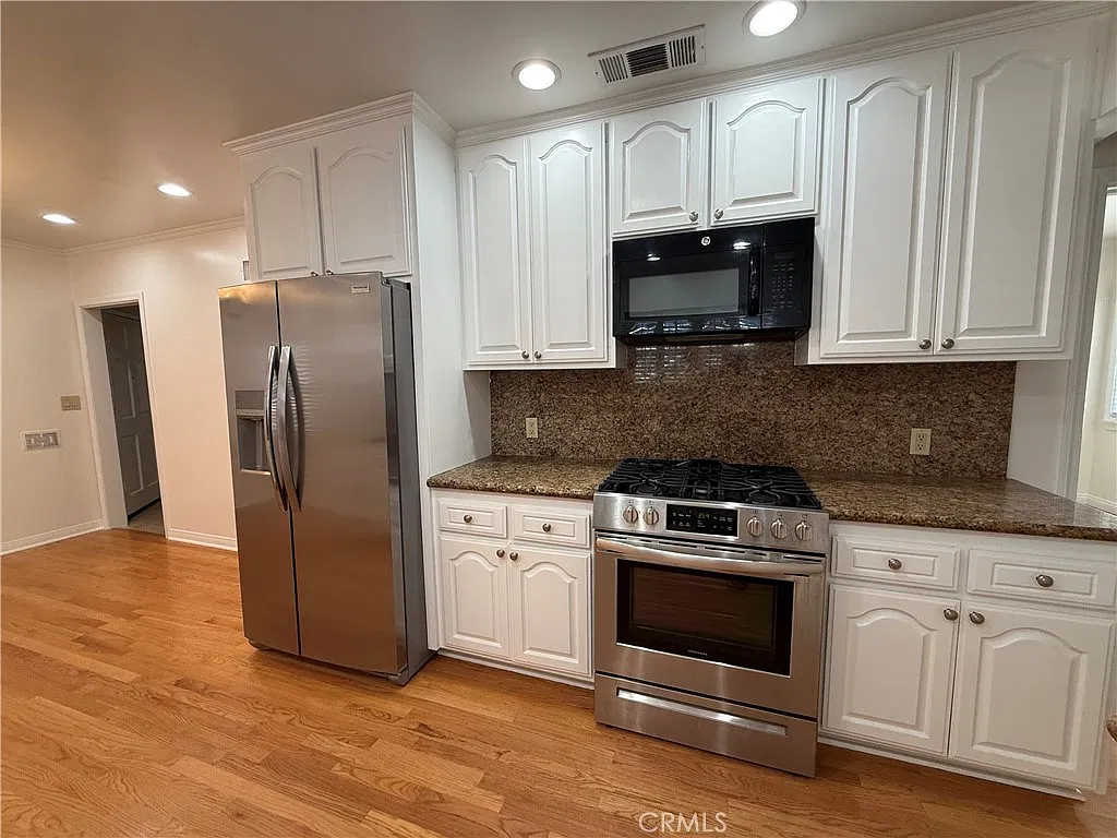 3 bed, 1432 sqft, $3,650 — Photo 3