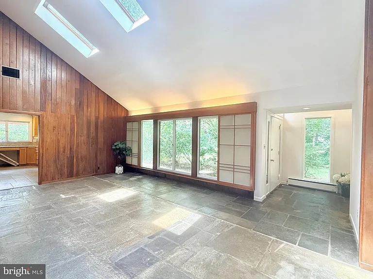 6819 Selkirk Dr — Photo 32