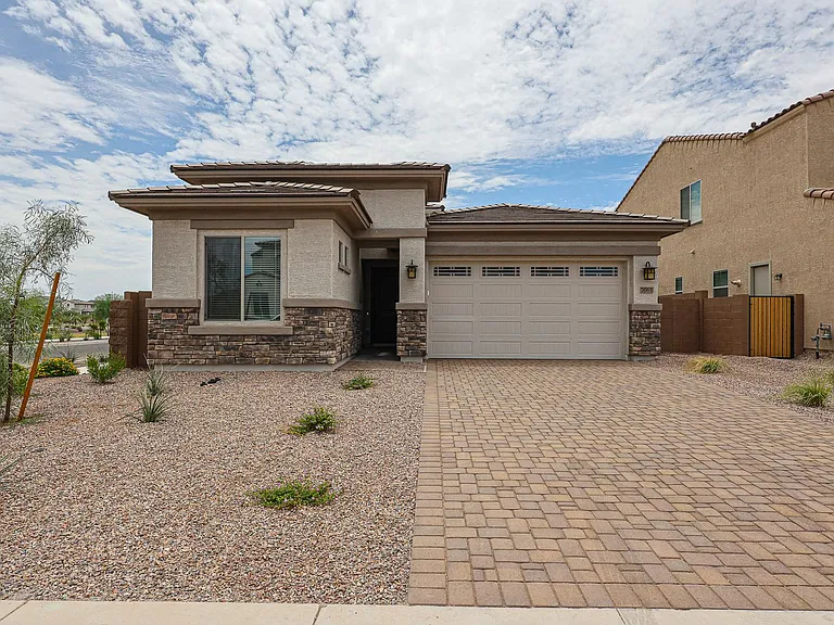 7665 W Smoketree Dr — Photo 1