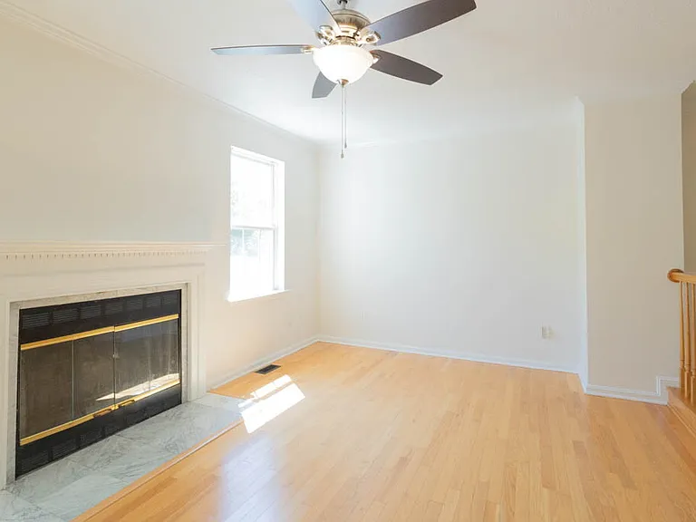 405 Lakeview Ct — Photo 15