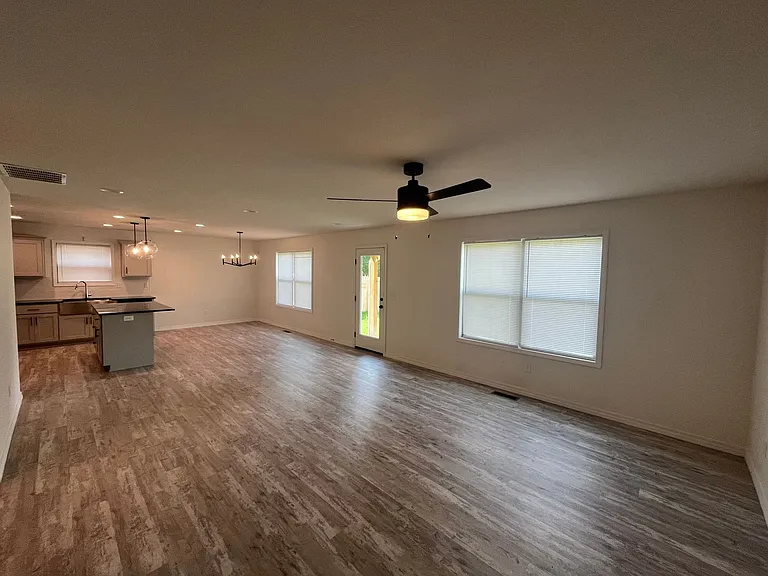 1229 E Paragon St — Photo 4
