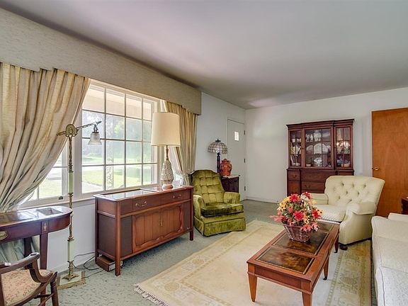 3rd image of 112 Cokesbury Ct