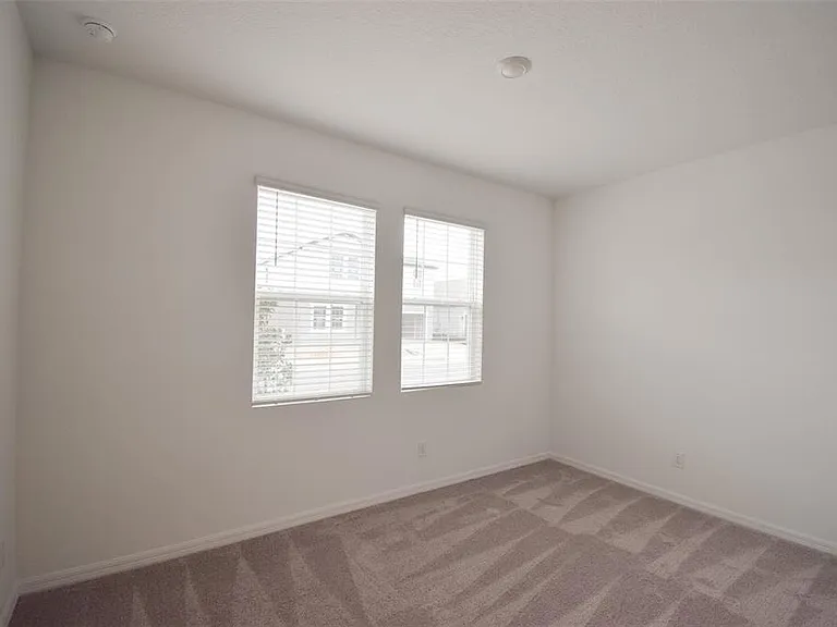2370 Lancashire St — Photo 32
