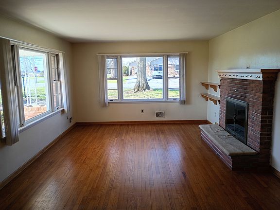 3rd image of 395 W Newport Rd