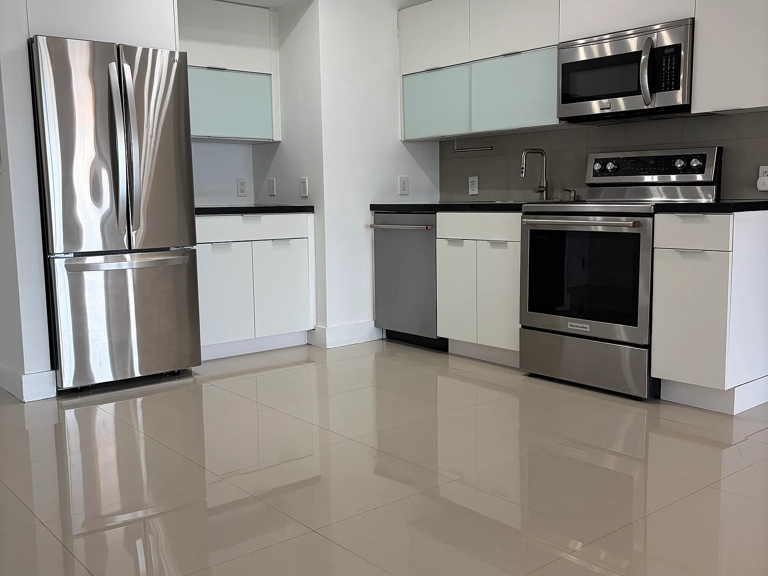 2 bed, 1080 sqft, $3,750 — Photo 3