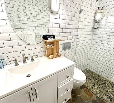 4th image of 102 Martin Ln #A