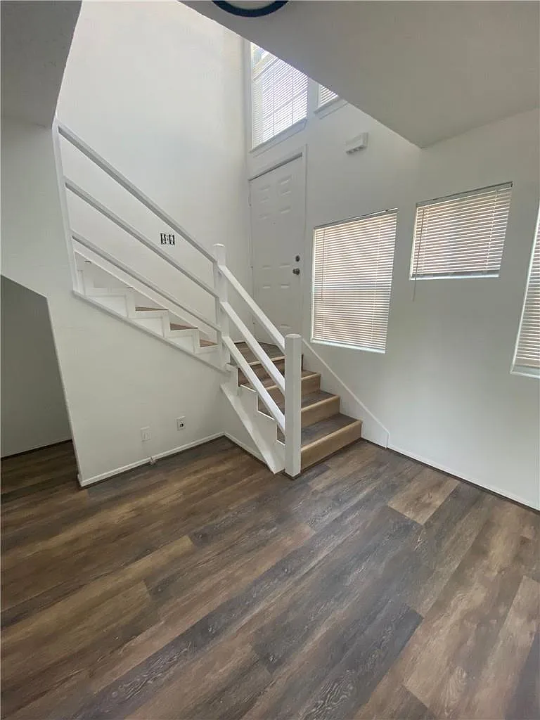 912 W 22nd 1/2 St — Photo 4