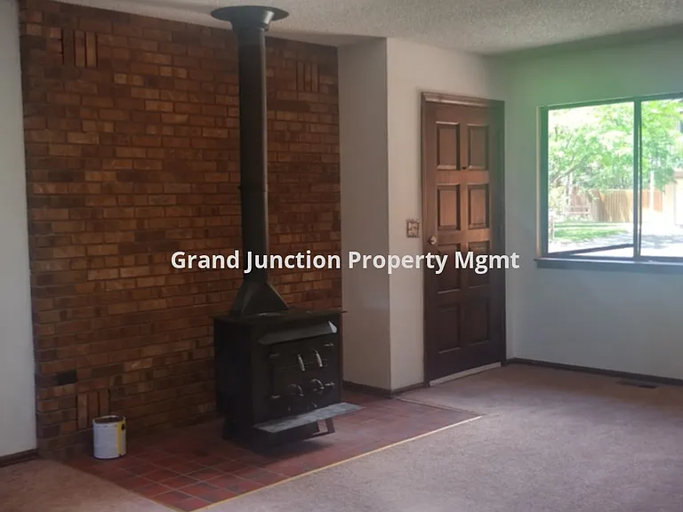 384 E Valley Cir #B — Photo 3