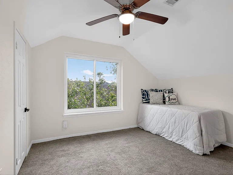 417 W Hillary Cir — Photo 31