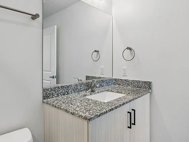 118 N 400 W — Photo 43