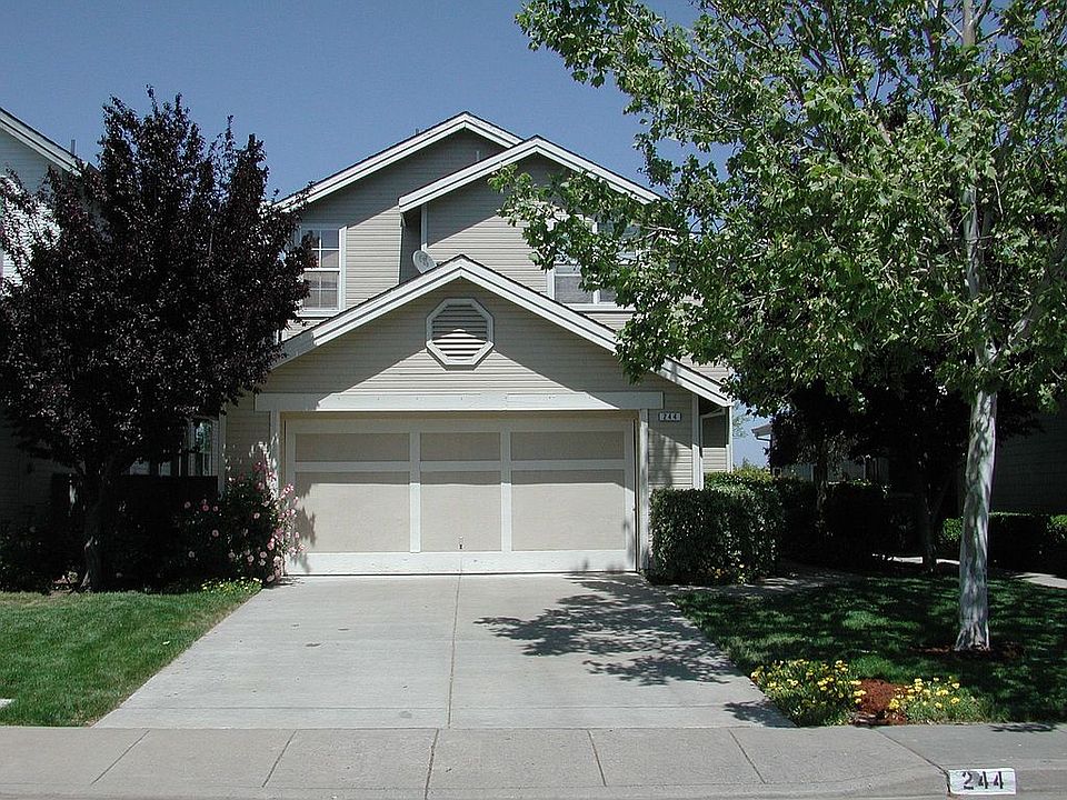 Charming home, front yards maintained by HOA