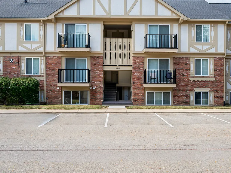 2900 W War Memorial Dr — Photo 11