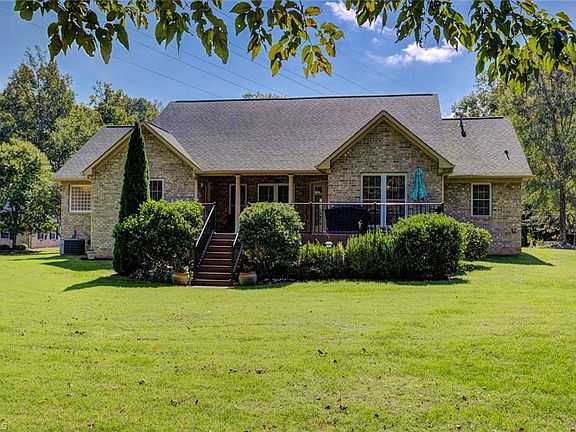 3rd image of 1002 Benton Ct