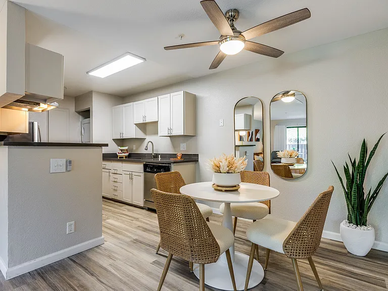 The Dutton Apartments — Photo 18