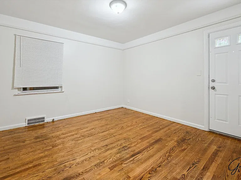 10606 Marne St — Photo 12