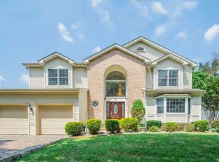 146 Split Rock Rd, Paramus, NJ 07652