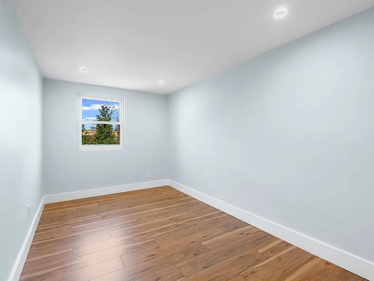137 W Maryland Ave — Photo 10
