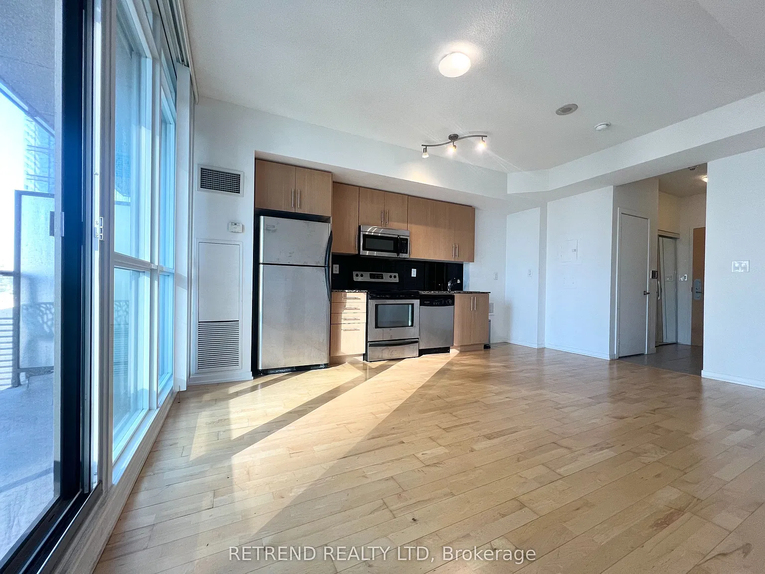 Studio, $2,000 — Photo 4