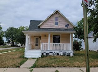 922 C Ave NW, Cedar Rapids, IA 52405