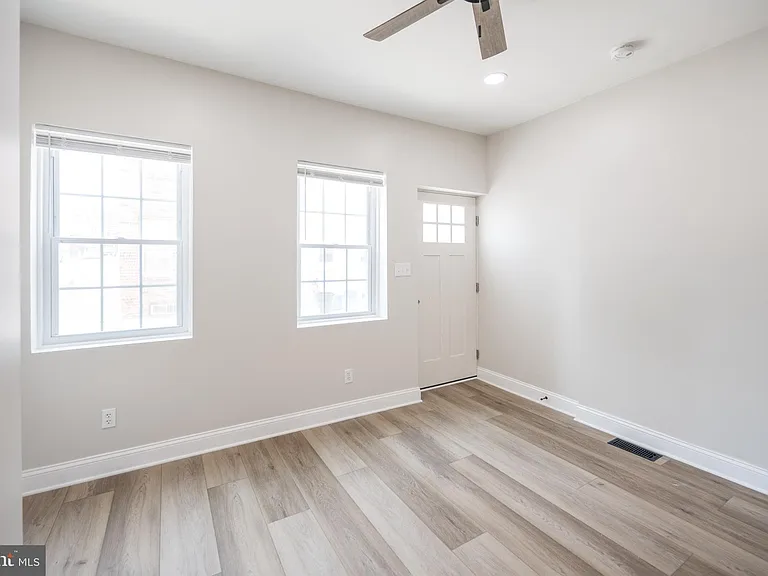 521 N Douglas St — Photo 4