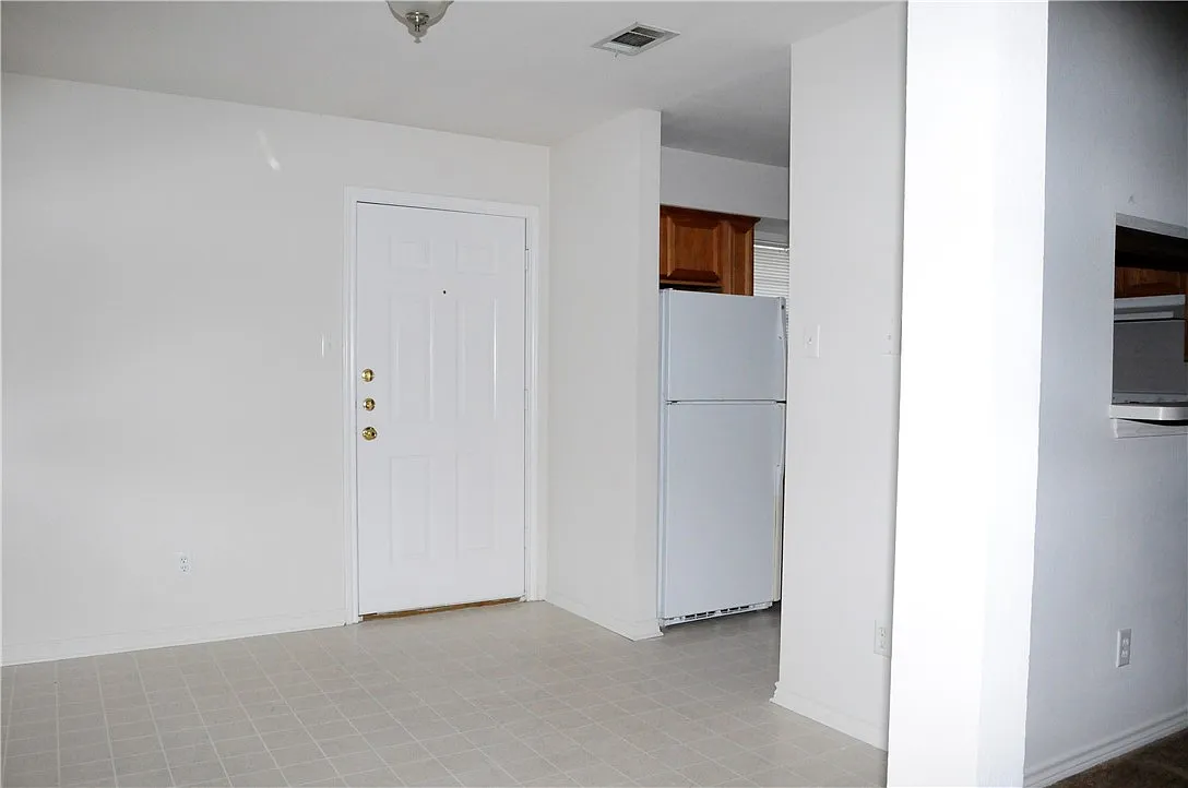3 bed, 2.0 bath, 1350 sqft, $1,425 — Photo 4