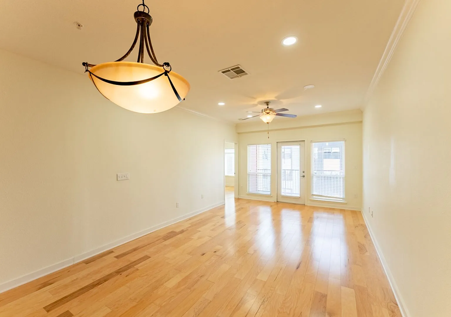 Spacious High-End 3b/2ba Condo with Stunning Balcony Views & Rooftop Pool! Blocks from UT! — Photo 4