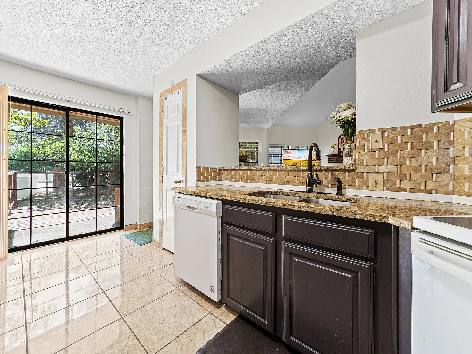 3 bed, 1422 sqft, $2,300 — Photo 4