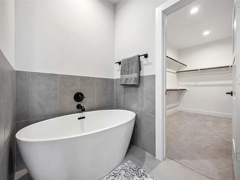 321 Charlock St — Photo 8