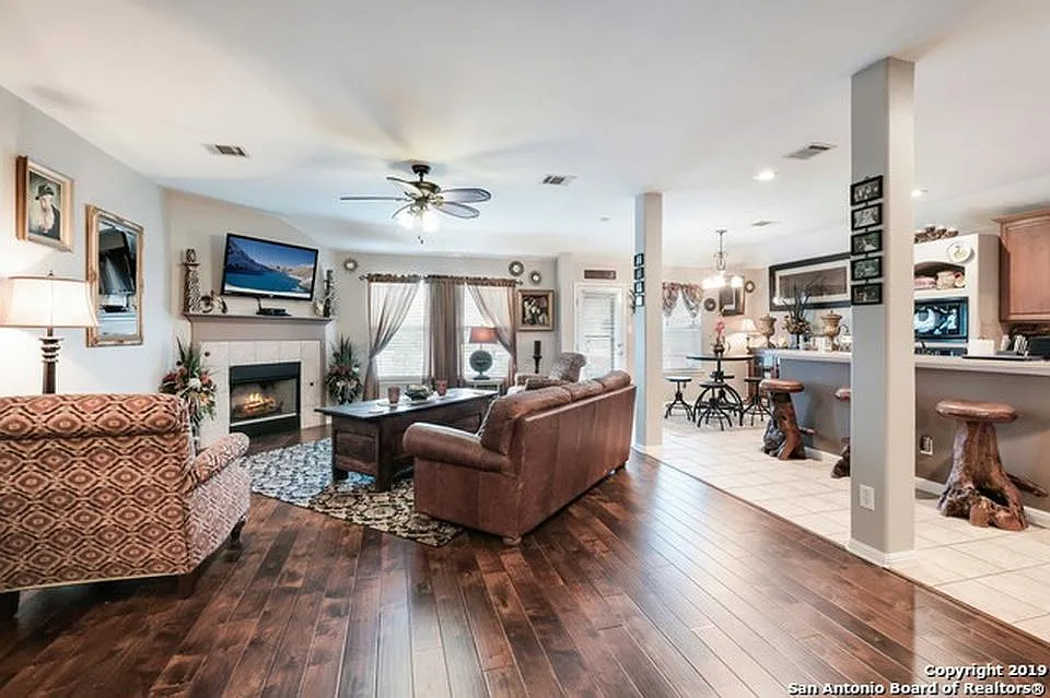 3 bed, 1816 sqft, $2,200 — Photo 3