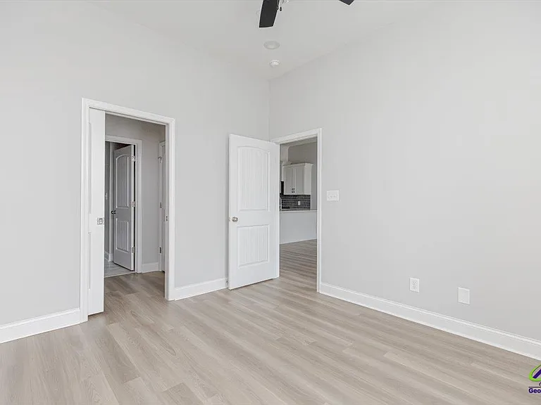 1013 Northside Dr — Photo 25