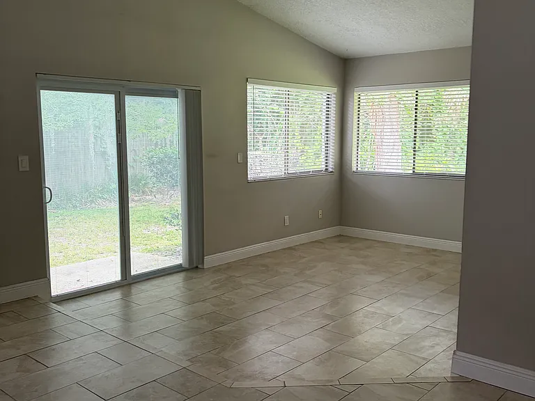 504 Shane Cir — Photo 4