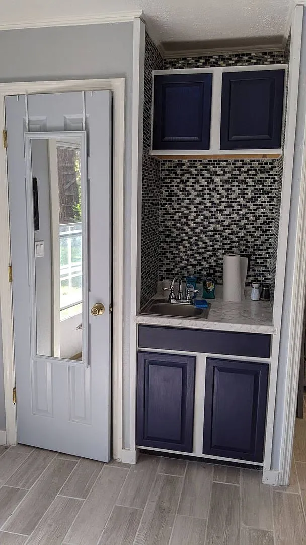 Charming Furnished Detached Studio Utilities Included Water & Electric Only! — Photo 4