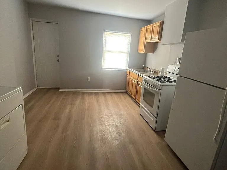 2437 E Biddle St — Photo 5