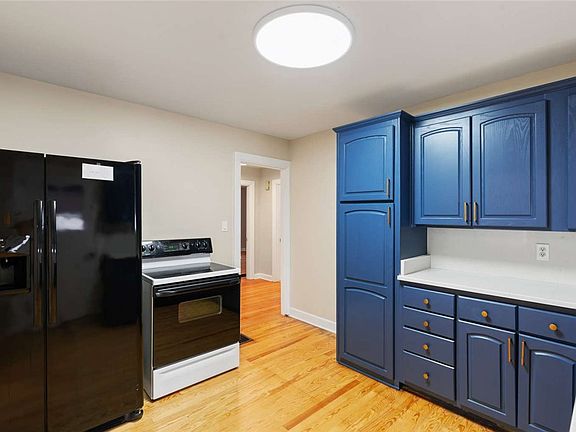 3rd image of 201 Curryer Rd