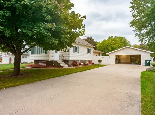 223 Pine River St, Redgranite, WI 54970