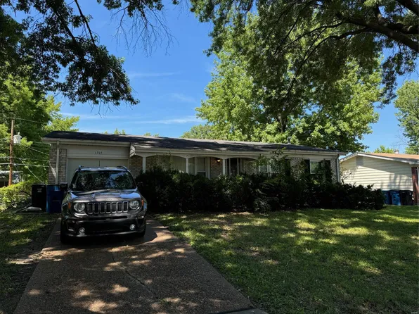 1317 Petite Dr, Saint Louis, MO 63138