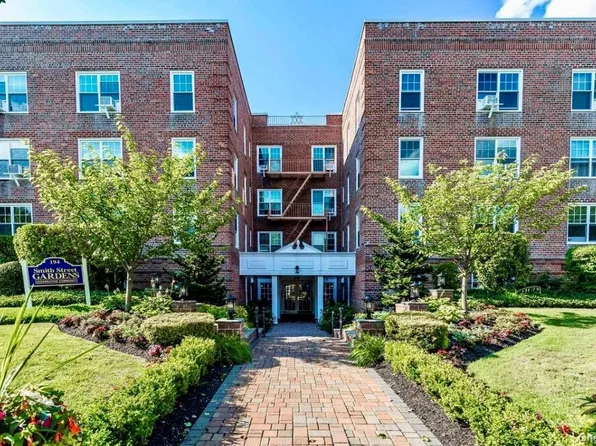 194 Smith Street #3E, Freeport, NY 11520