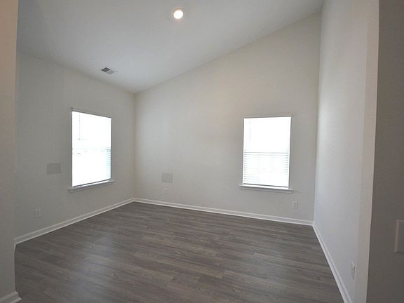 3rd image of 205 McQueen Dr