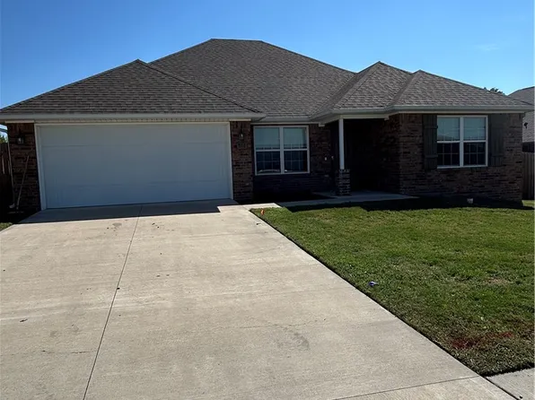 916 Brook St, Gentry, AR 72734