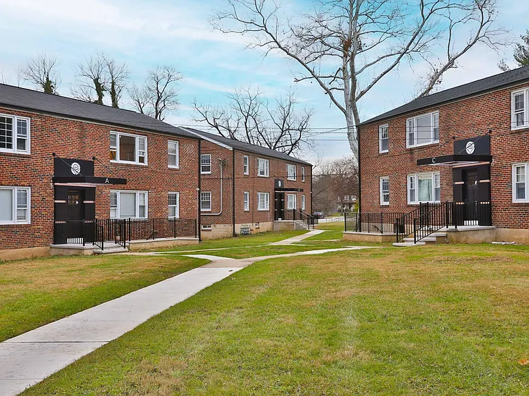 Rose Garden Apartments — Photo 9