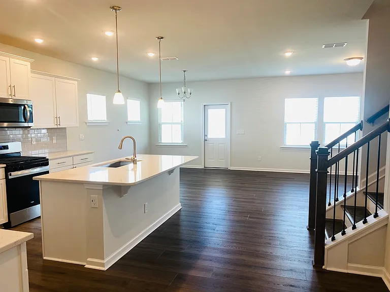 1312 Hollyview Ave — Photo 3