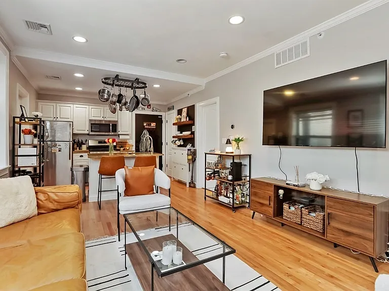 454 Hanover St #4 — Photo 1