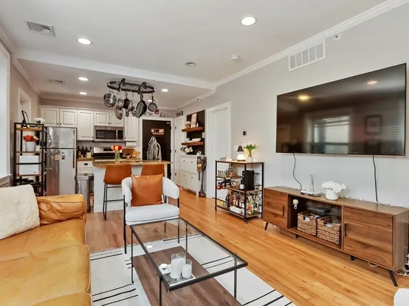 454 Hanover St APT 4, Boston, MA 02113