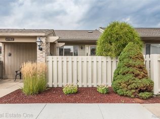 61702 Williamsburg Dr UNIT 2, South Lyon, MI 48178