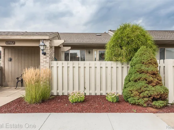 61702 Williamsburg Dr Unit 2, South Lyon, MI 48178