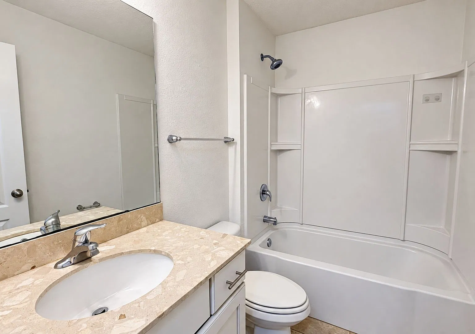 Mandarin 4 Bed, 3 Bath Home Available Now || Screened in Porch with Fully Fenced in Backyard! — Photo 4