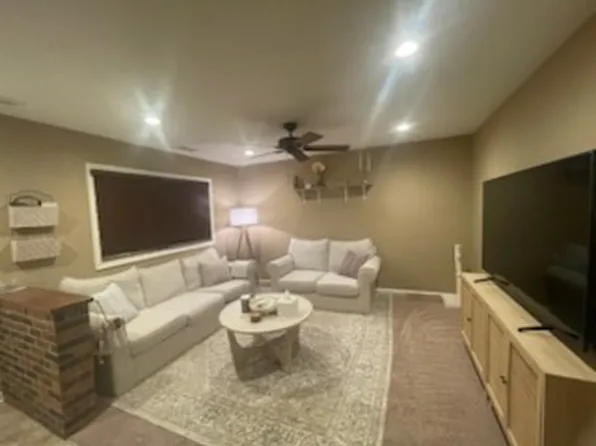 2806 Ridge Ct, Lawrence, KS 66046