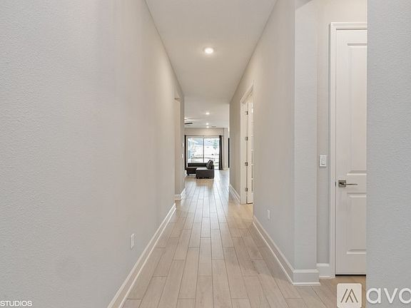 3rd image of 824 Windley Dr