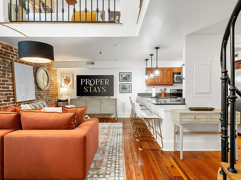 377 King St #206 — Photo 3
