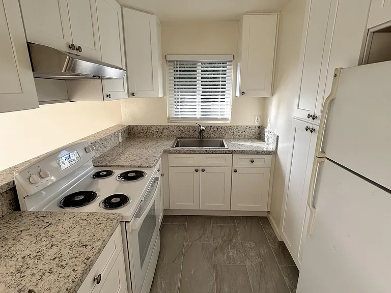 232 W Yanonali St — Photo 3